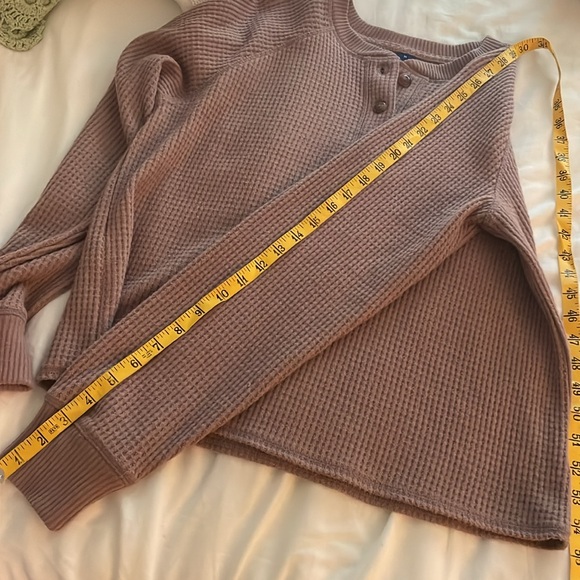 Old Navy waffle top, 3 button, mauve colored, women’s Medium - Picture 5 of 7
